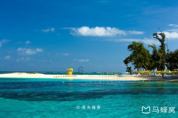 61岁胡慧中卖楼救夫走出低谷，约朋友逛街有说有笑不舍离开